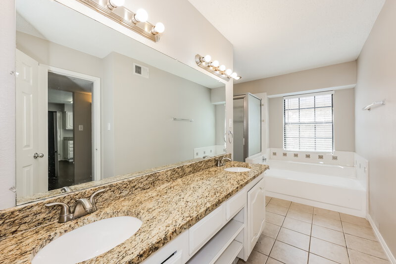 2,130/Mo, 423 Barton Dr Mesquite, TX 75149 Main Bathroom View