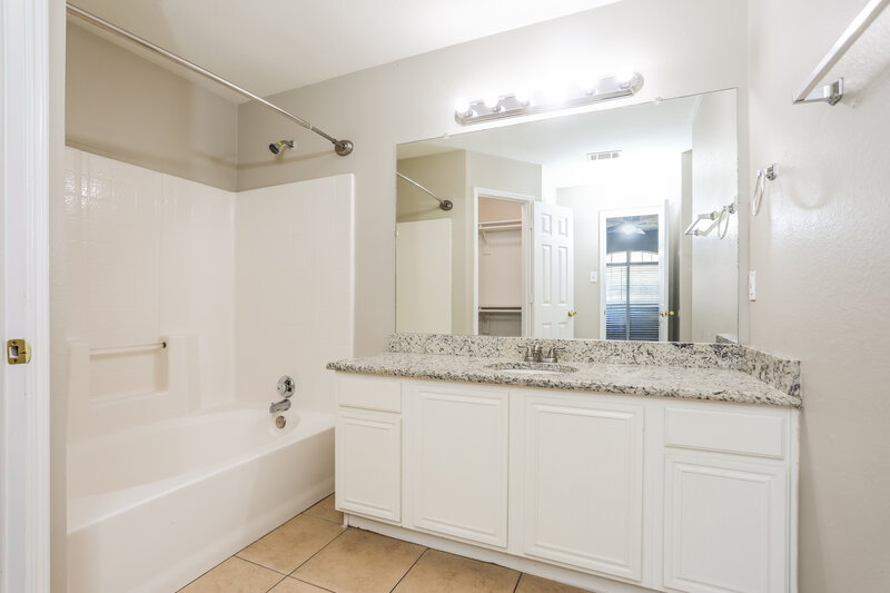 1,980/Mo, 1502 Killdee Court Desoto, TX 75115 Main Bathroom View