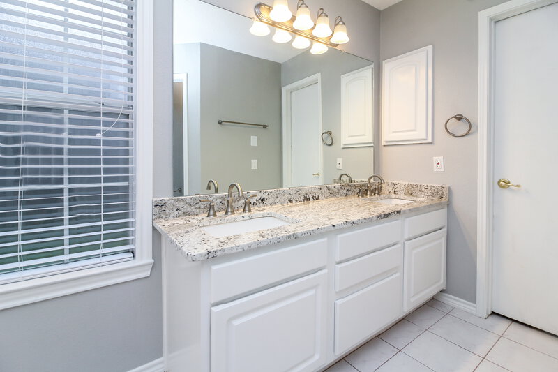 2,220/Mo, 700 Bishop St Cedar Hill, TX 75104 Master Bathroom View