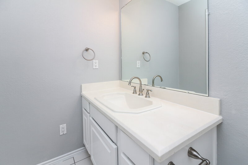 2,220/Mo, 700 Bishop St Cedar Hill, TX 75104 Bathroom View