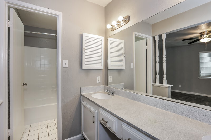 2,030/Mo, 401 Rainier St Cedar Hill, TX 75104 Main Bathroom View