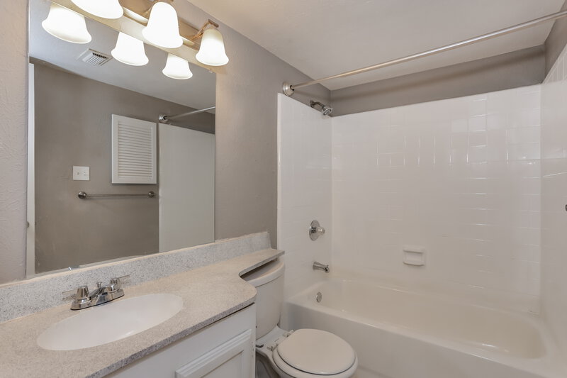 2,030/Mo, 401 Rainier St Cedar Hill, TX 75104 Bathroom View