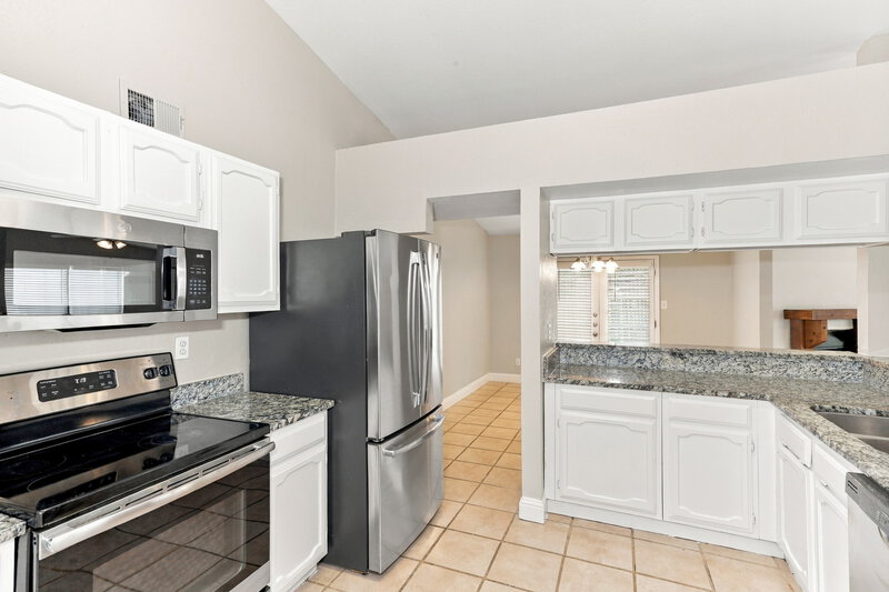 1,940/Mo, 131 London Lane Glenn Heights, TX 75154 Kitchen View