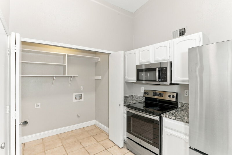1,940/Mo, 131 London Lane Glenn Heights, TX 75154 Kitchen View 2