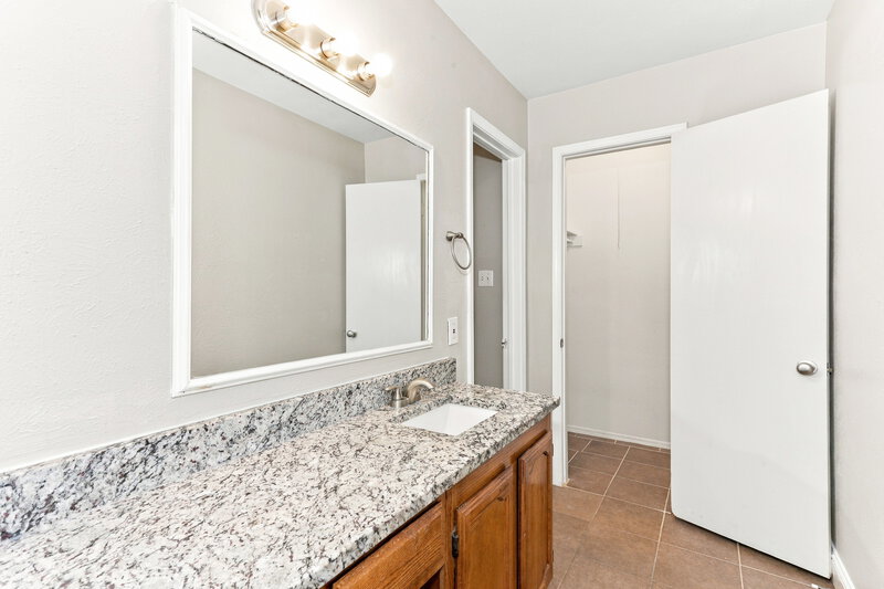 1,940/Mo, 131 London Lane Glenn Heights, TX 75154 Primary Bathroom View