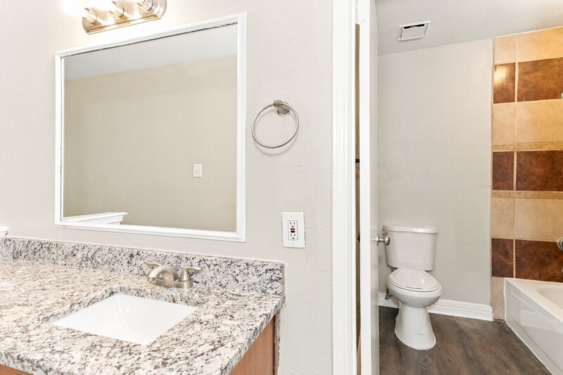 1,940/Mo, 131 London Lane Glenn Heights, TX 75154 Primary Bathroom View 2