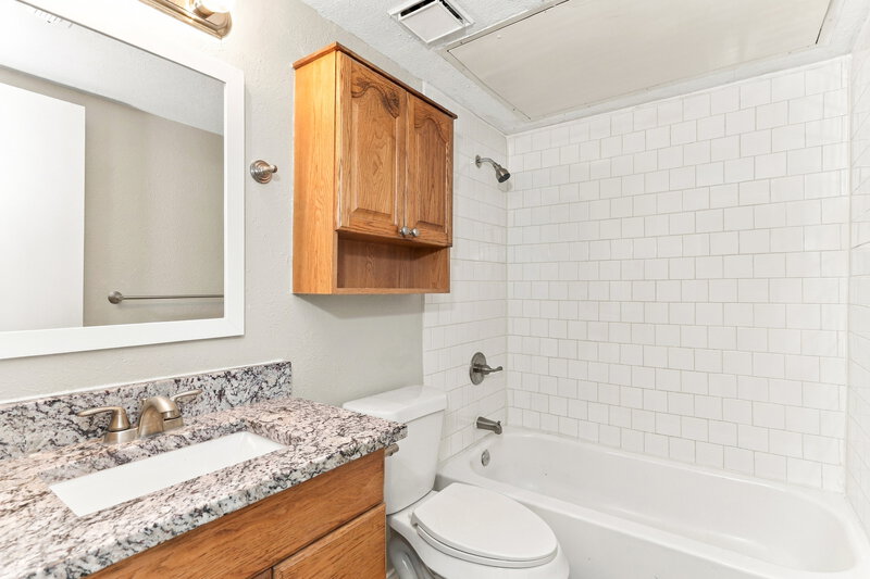 1,940/Mo, 131 London Lane Glenn Heights, TX 75154 Bathroom View