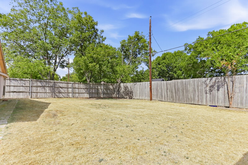 1,940/Mo, 131 London Lane Glenn Heights, TX 75154 Backyard View
