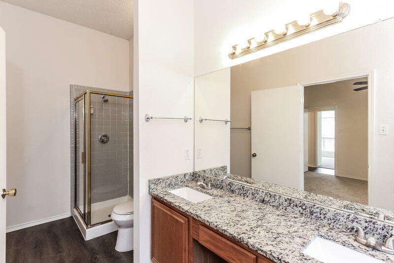 2,260/Mo, 1317 Rosewood Ln Lancaster, TX 75146 Main Bathroom View