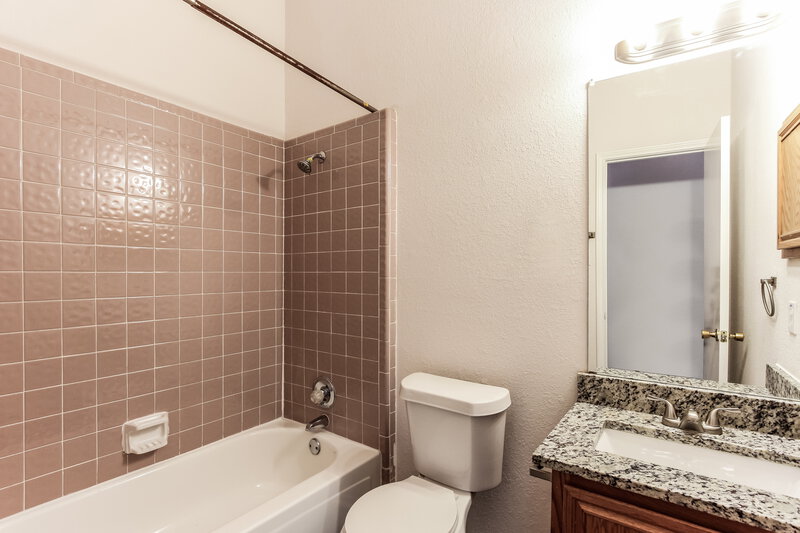 2,260/Mo, 1317 Rosewood Ln Lancaster, TX 75146 Bathroom View