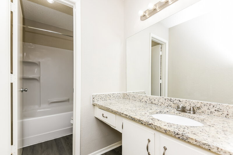1,895/Mo, 516 Allencrest Dr Fort Worth, TX 76108 Main Bathroom View