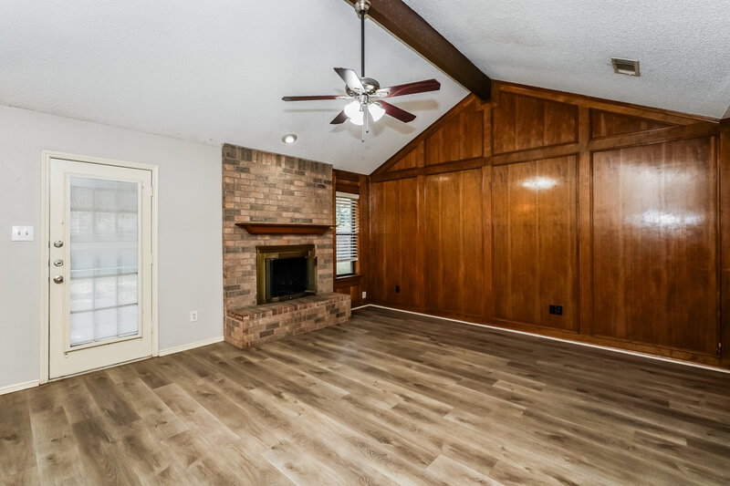 1,995/Mo, 709 Daniels Dr Crowley, TX 76036 Living Room View 4