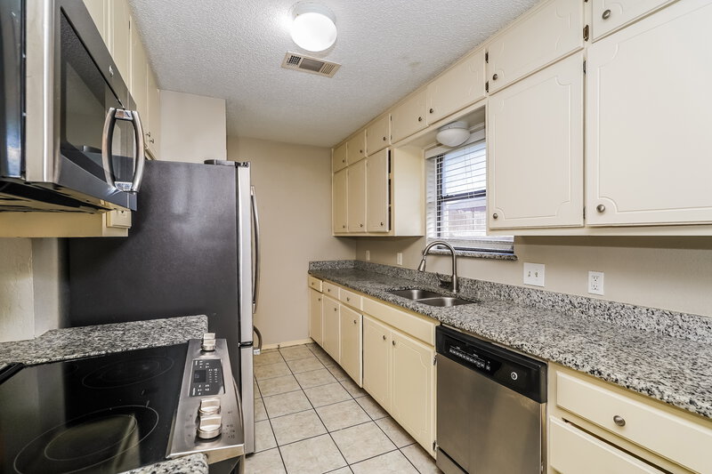1,995/Mo, 709 Daniels Dr Crowley, TX 76036 Kitchen View