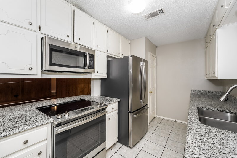 1,895/Mo, 709 Daniels Dr Crowley, TX 76036 Kitchen View 2