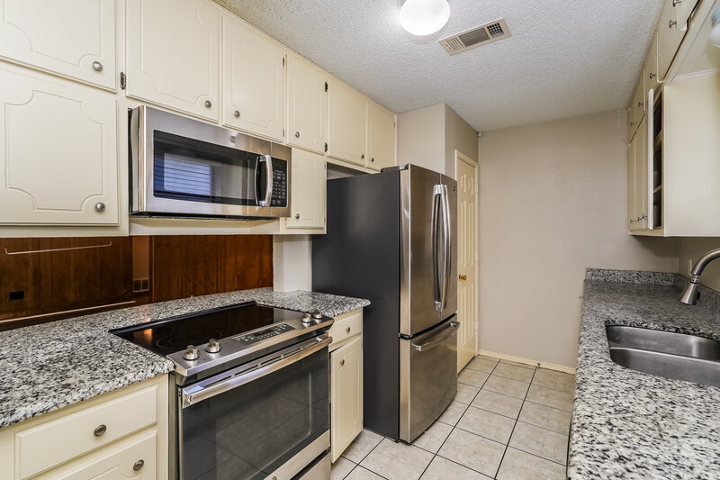 1,995/Mo, 709 Daniels Dr Crowley, TX 76036 Kitchen View 2