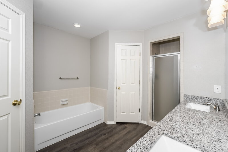 1,895/Mo, 709 Daniels Dr Crowley, TX 76036 Main Bathroom View