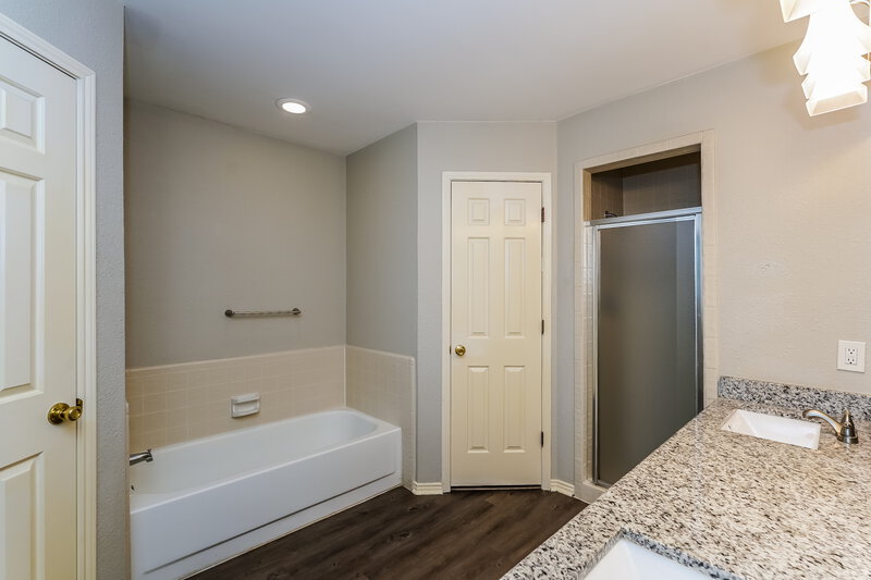 1,995/Mo, 709 Daniels Dr Crowley, TX 76036 Main Bathroom View