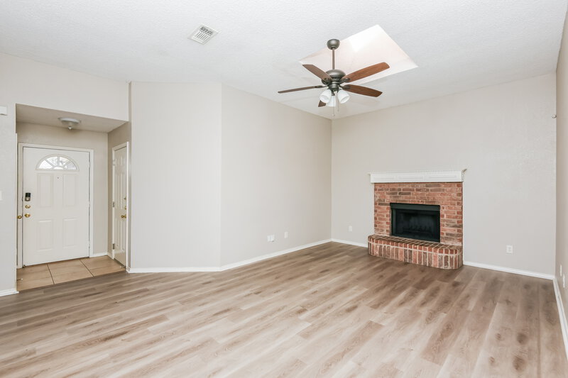 1,985/Mo, 1426 Ardmore Dr Arlington, TX 76018 Living Room View 3