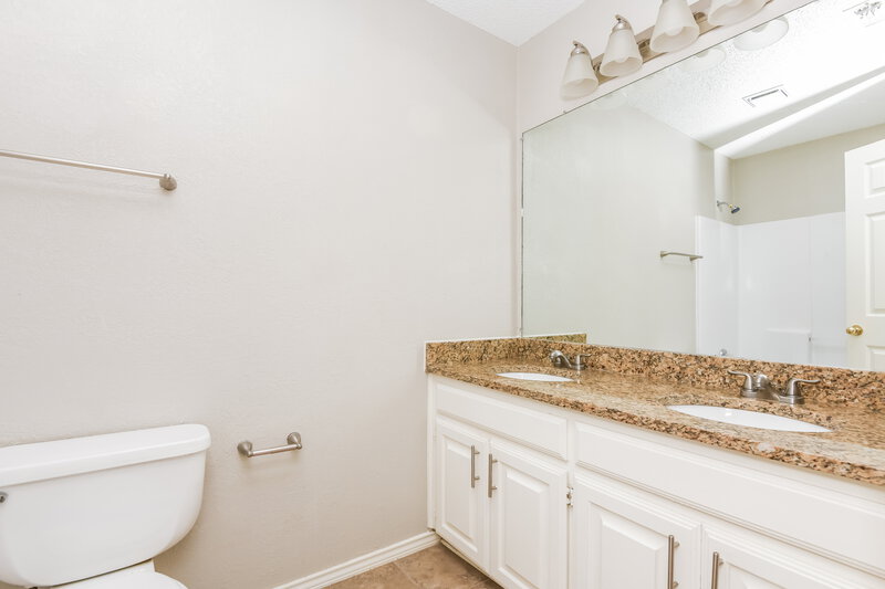 1,985/Mo, 1426 Ardmore Dr Arlington, TX 76018 Main Bathroom View