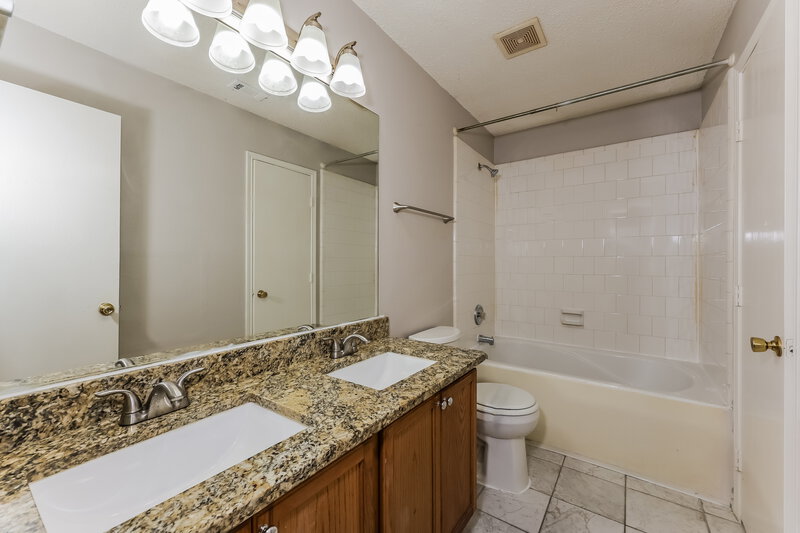 2,170/Mo, 1800 Citadel Dr Glenn Heights, TX 75154 Main Bathroom View