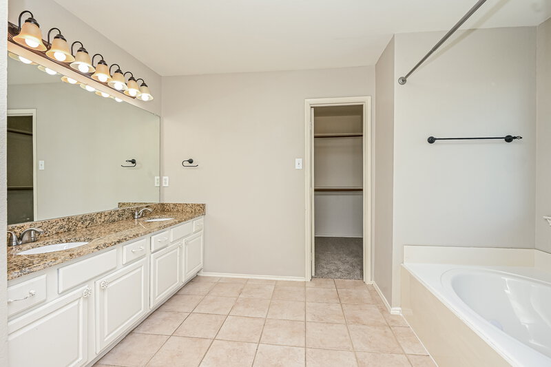 2,415/Mo, 305 Windy Hill Lane Fort Worth, TX 76108 Main Bathroom View