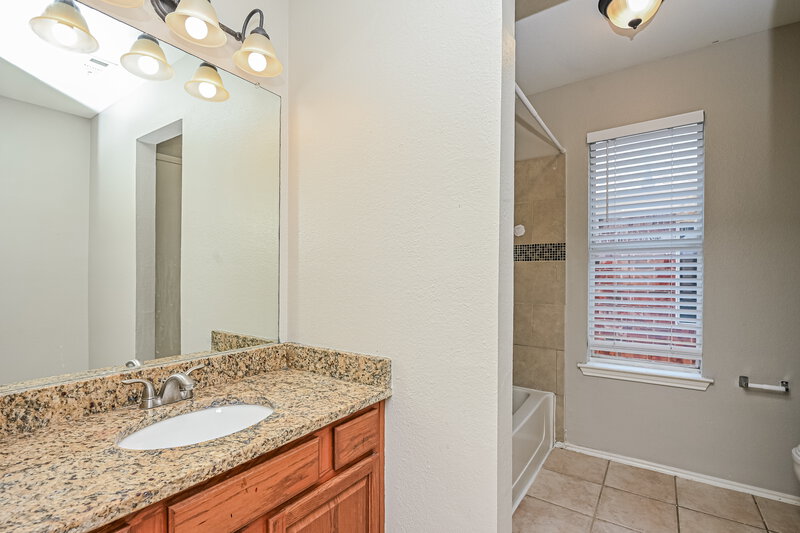 2,415/Mo, 305 Windy Hill Lane Fort Worth, TX 76108 Bathroom View