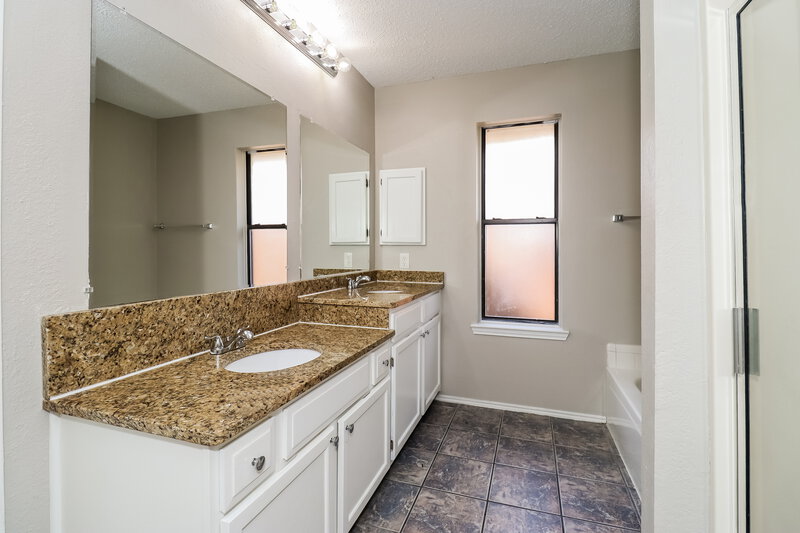 1,700/Mo, 3412 Misty Valley Dr Fort Worth, TX 76123 Main Bathroom View