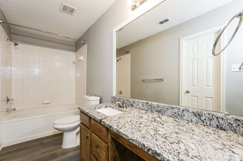 2,100/Mo, 320 Capricorn St Cedar Hill, TX 75104 Main Bathroom View