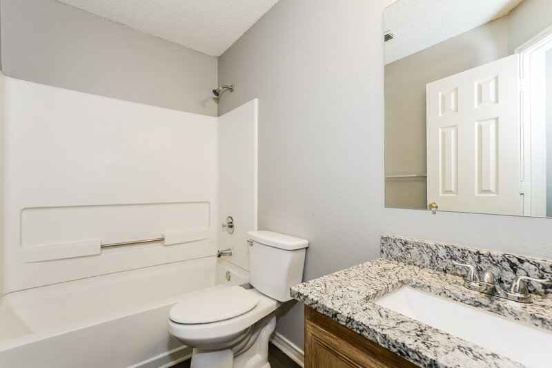 2,100/Mo, 320 Capricorn St Cedar Hill, TX 75104 Bathroom View