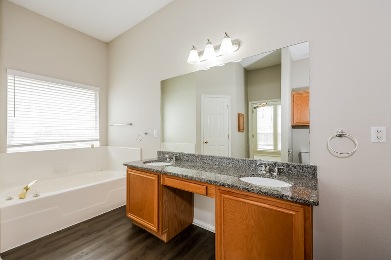 2,285/Mo, 300 Stone Creek Blvd Glenn Heights, TX 75154 Main Bathroom View