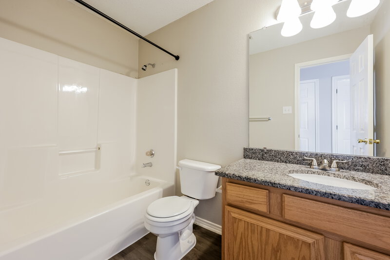 2,285/Mo, 300 Stone Creek Blvd Glenn Heights, TX 75154 Bathroom View