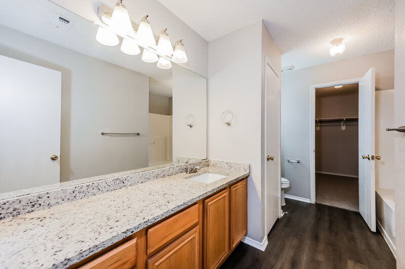 1,945/Mo, 10501 Shadywood Fort Worth, TX 76140 Main Bathroom View
