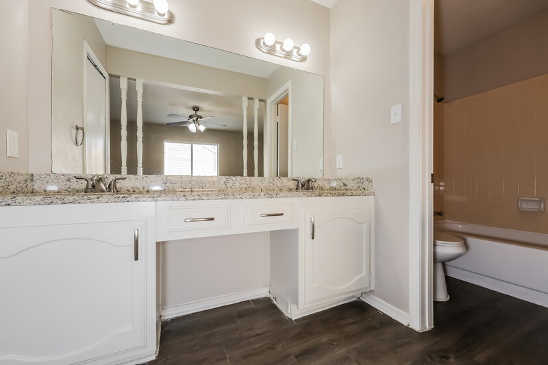 2,070/Mo, 456 Matterhorn St Cedar Hill, TX 75104 Main Bathroom View