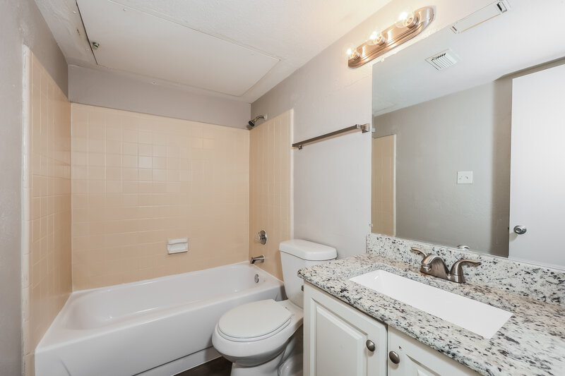2,070/Mo, 456 Matterhorn St Cedar Hill, TX 75104 Bathroom View
