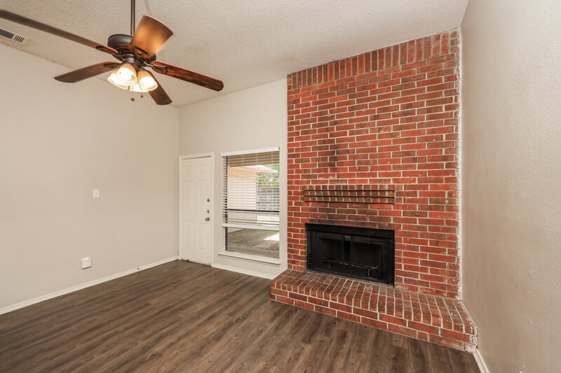 1,970/Mo, 2605 Hartford Ln Lancaster, TX 75134 Living Room View 2
