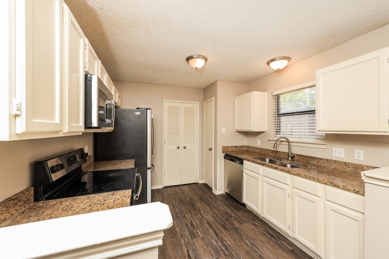 1,970/Mo, 2605 Hartford Ln Lancaster, TX 75134 Kitchen View 2