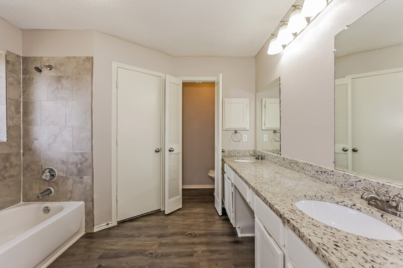 2,160/Mo, 2605 Hartford Ln Lancaster, TX 75134 Main Bathroom View