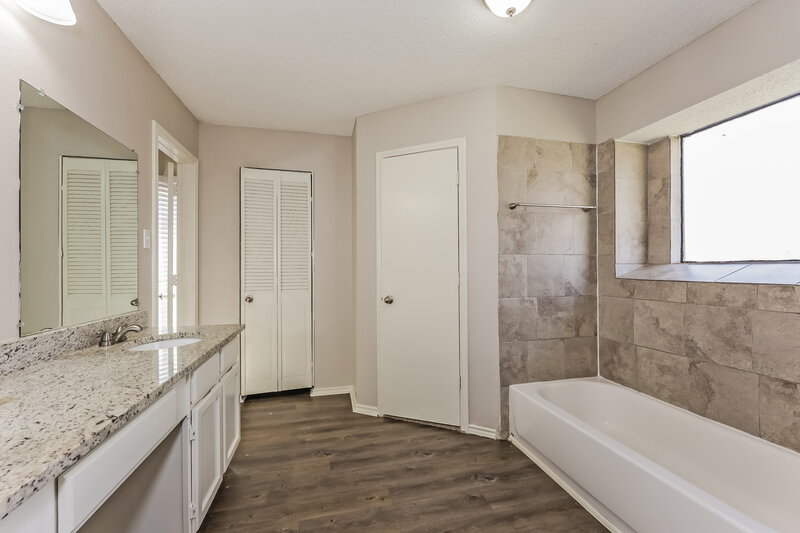 2,160/Mo, 2605 Hartford Ln Lancaster, TX 75134 Main Bathroom View 2
