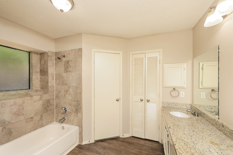 1,970/Mo, 2605 Hartford Ln Lancaster, TX 75134 Main Bathroom View