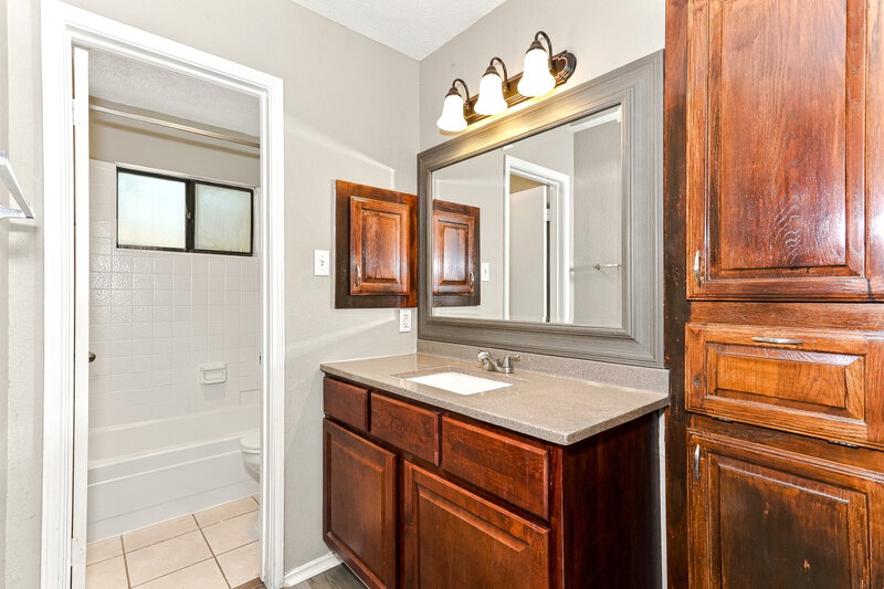 1,920/Mo, 1513 Longshadow Lane Mesquite, TX 75149 Bathroom View 2