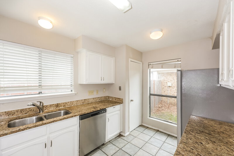 1,980/Mo, 2324 Brookdale Dr Arlington, TX 76014 Kitchen View 3