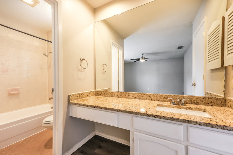 1,980/Mo, 2324 Brookdale Dr Arlington, TX 76014 Main Bathroom View