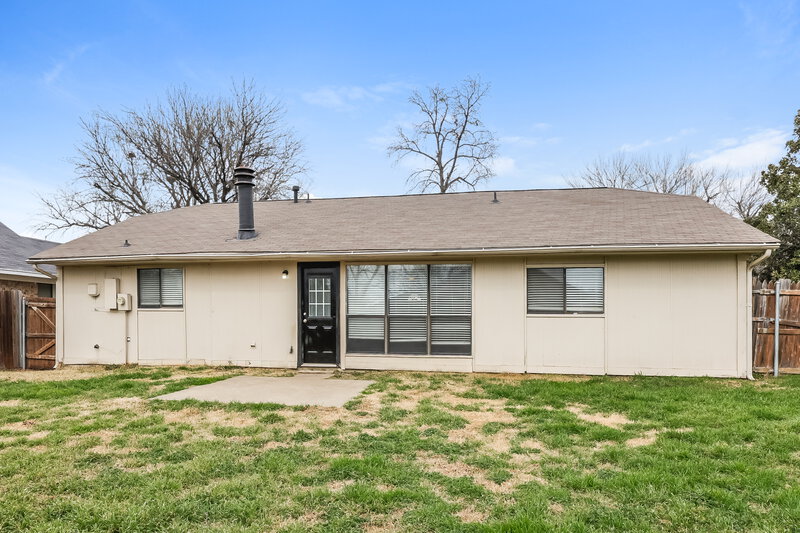 1,980/Mo, 2324 Brookdale Dr Arlington, TX 76014 Rear View