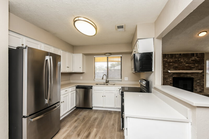 1,725/Mo, 2609 S Meadow Dr Fort Worth, TX 76133 Kitchen View