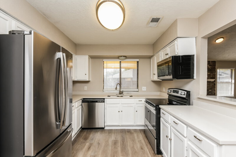 1,725/Mo, 2609 S Meadow Dr Fort Worth, TX 76133 Kitchen View 2