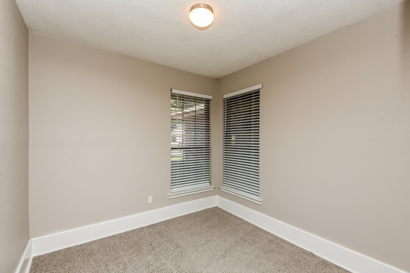 1,725/Mo, 2609 S Meadow Dr Fort Worth, TX 76133 Sitting Room View