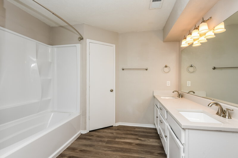 1,725/Mo, 2609 S Meadow Dr Fort Worth, TX 76133 Main Bathroom View