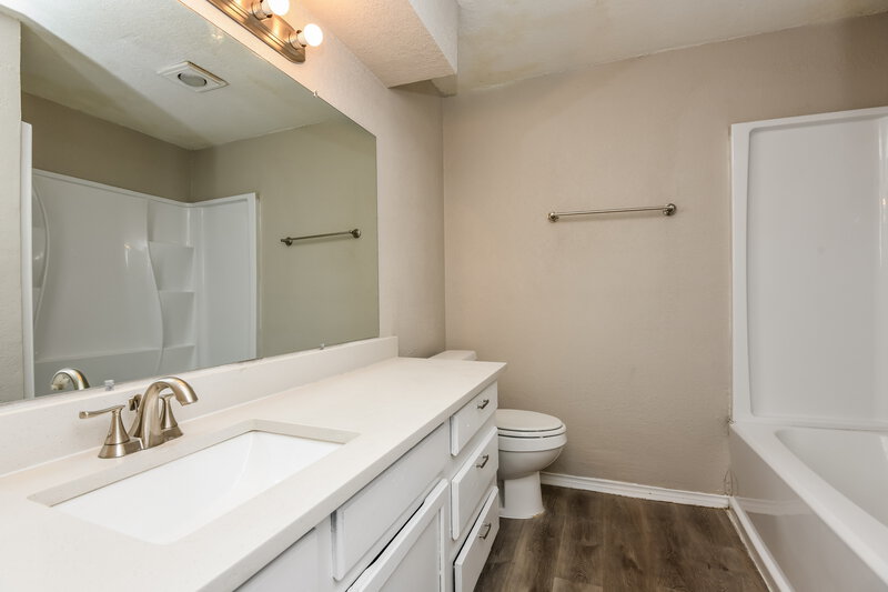 1,725/Mo, 2609 S Meadow Dr Fort Worth, TX 76133 Bathroom View