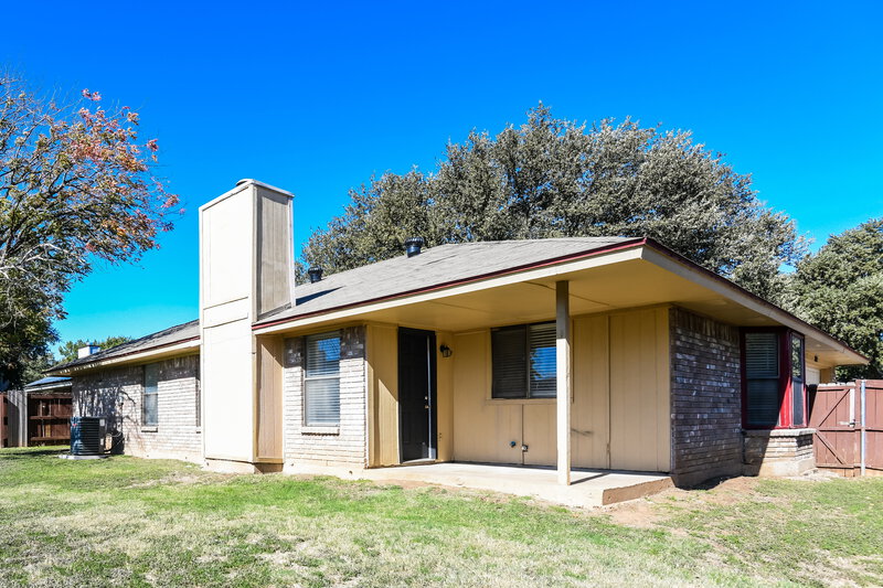 1,725/Mo, 2609 S Meadow Dr Fort Worth, TX 76133 Rear View