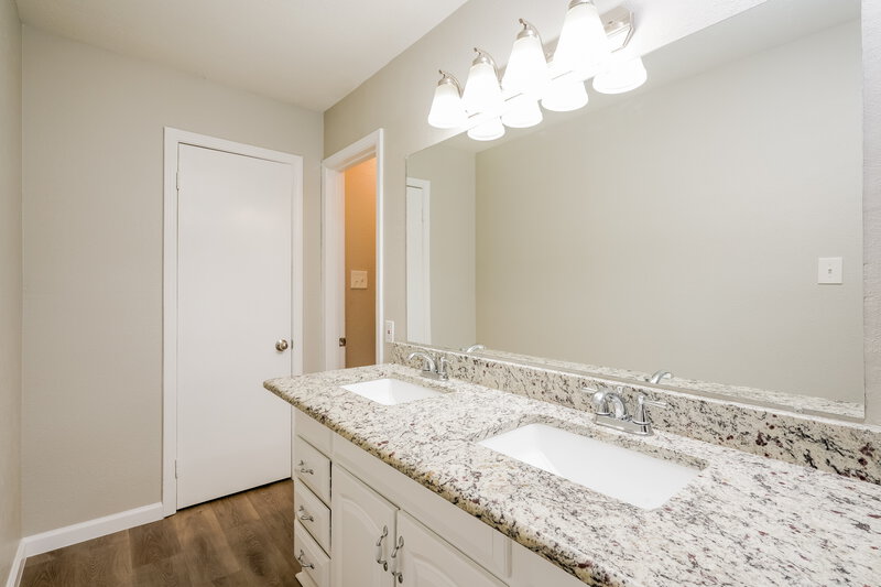 2,085/Mo, 2406 Wildbriar Dr Arlington, TX 76014 Main Bathroom View